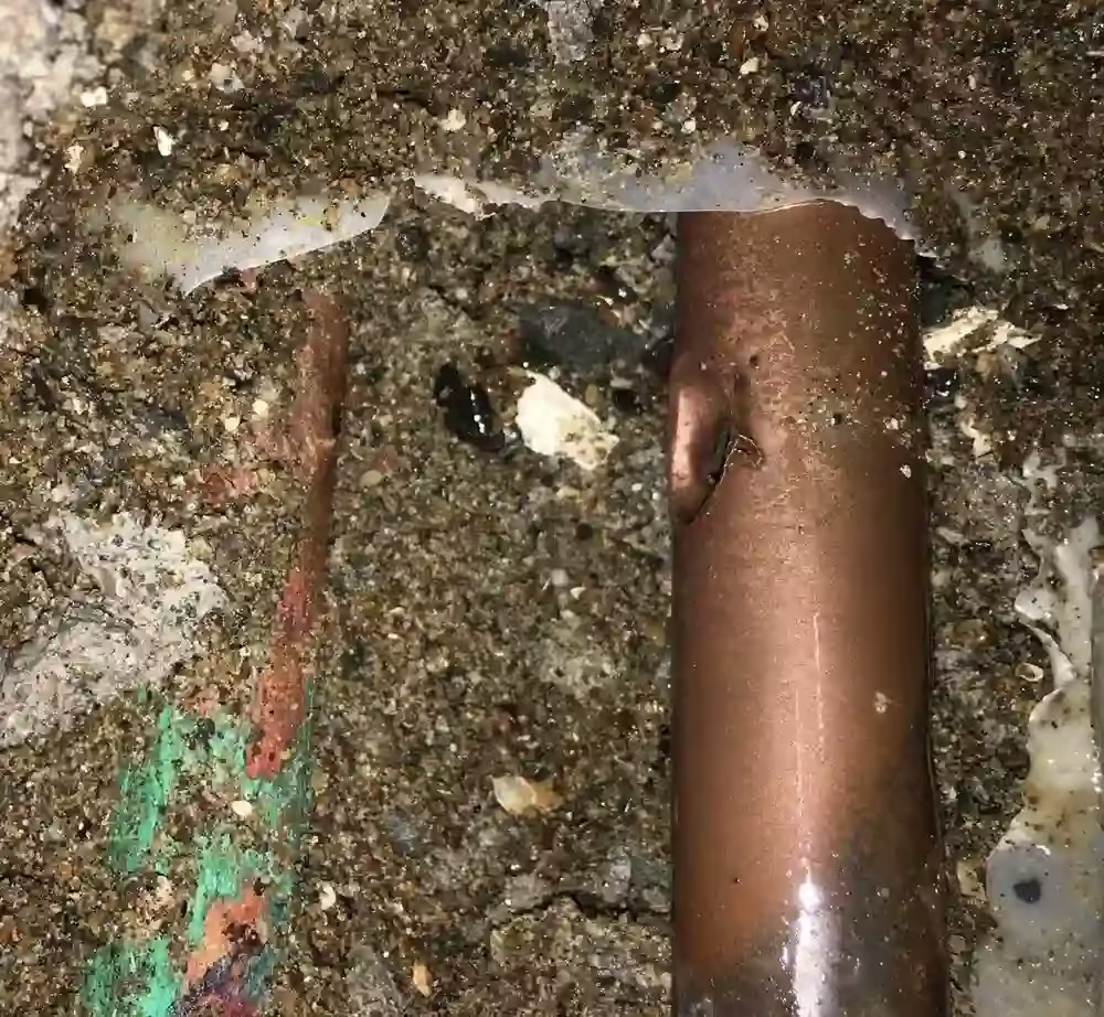 Rura miedziana w odkrywce pod wylewką