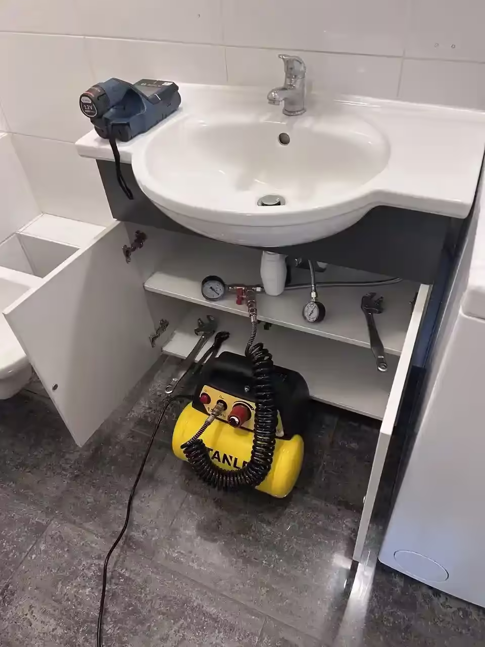 Próba ciśnieniowa instalacji pod umywalką, Warszawa