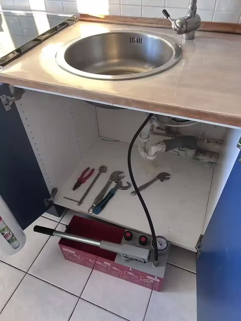 Próba szczelności pod zlewem