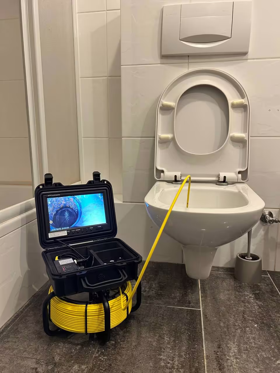 Kamera inspekcyjna wprowadzona przez muszlę WC, Warszawa
